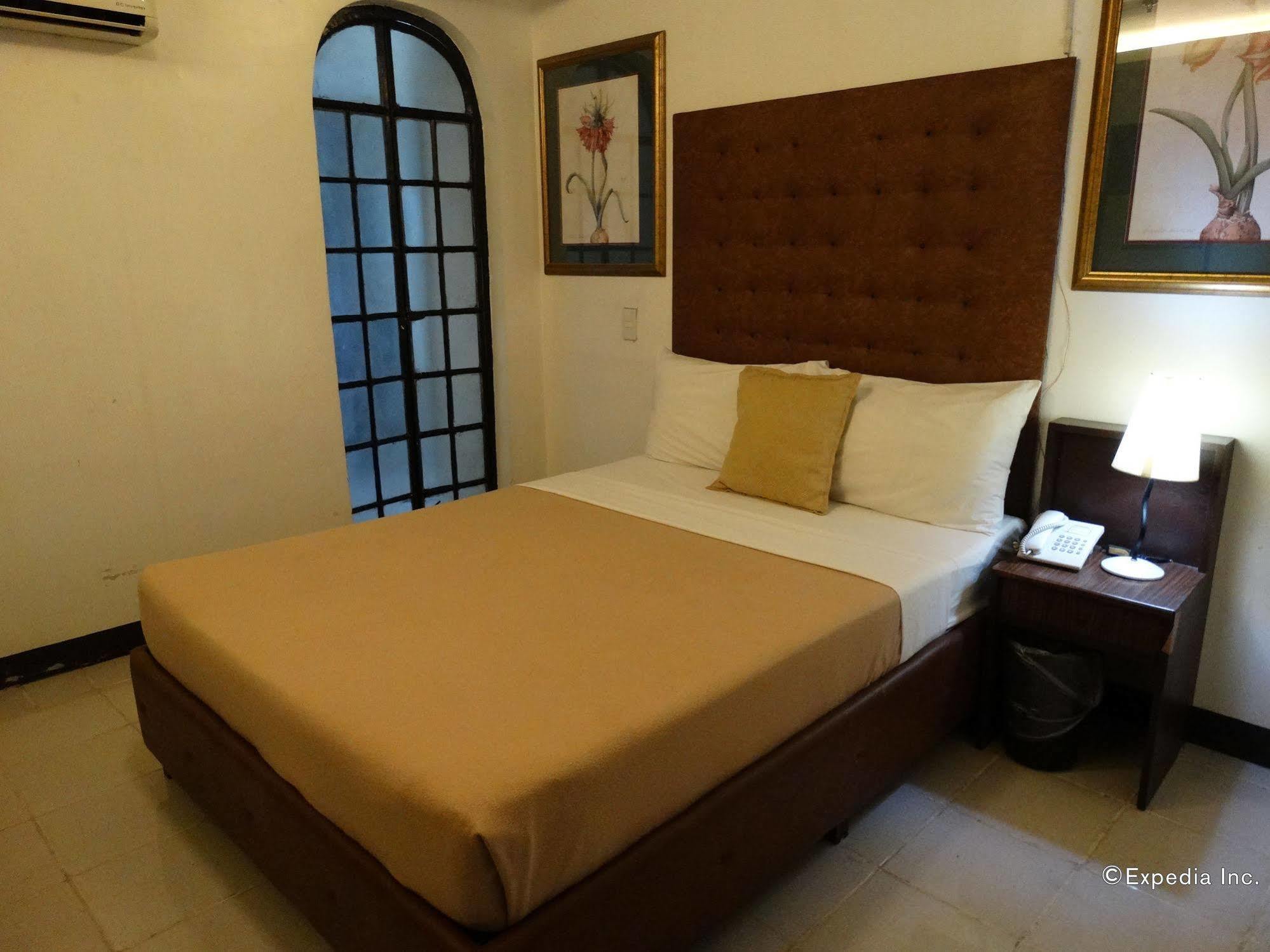 מנילה Silver Oaks Suites & Hotel מראה חיצוני תמונה